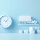 Minimalistinen muuttoauto valkoisena siluettina sinisellä taustalla, liikkeen tunnetta, kello ja geometrisiä muuttolaatikoita siistissä järjestyksessä kuvaamassa muuttoprosessia.